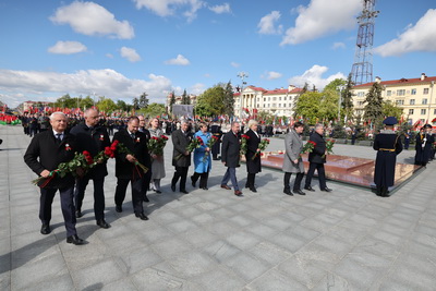 \"Беларусь помнит\": торжественная церемония возложения цветов проходит на площади Победы