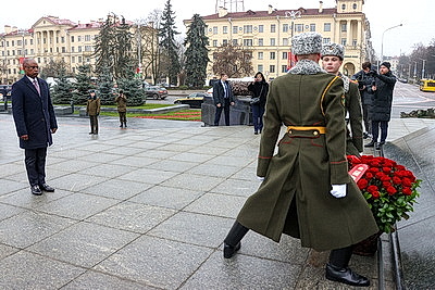 Спикер Сената Республики Кения возложил цветы к монументу Победы в Минске