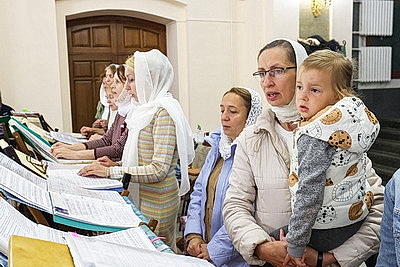 Православные верующие отмечают Преображение Господне - Яблочный Спас