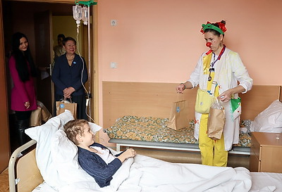 Во время акции \"ЖИТЬ, нельзя болеть\" детям в РНПЦ радиационной медицины вручили подарки