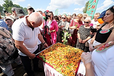 Отпраздновать брендовый праздник \"Ивьевский помидор\" собрались тысячи гостей