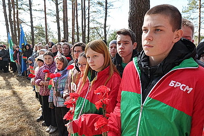 Поклон и цветы от всех поколений. Память жертв фашизма почтили в Городке