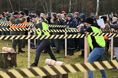 Невероятная атмосфера. Четвертый чемпионат по колке дров среди СМИ проходит в Минском районе