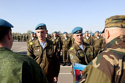 В Бресте более 300 десантников-срочников уволили в запас