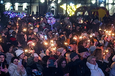 Гродно засиял огнями. Праздник \"Чароўныя ліхтарыкі\" открыл новогодний сезон в Гродно