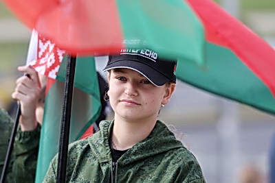 Торжественная церемония возложения цветов прошла у стелы \"Минск - город-герой\"