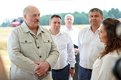 Лукашенко ознакомился с состоянием дел на агрокомбинате \"Заря\"