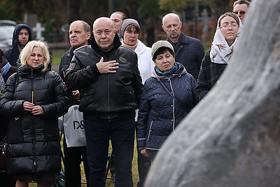 Последний аккорд. Памятник композитору Олегу Елисеенкову открыли на Восточном кладбище в Минске