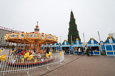 От ледового катка до подарков ручной работы. Чем удивляет рождественская ярмарка в Витебске