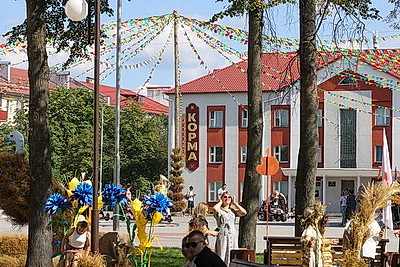 \"Льняная карусель\" закружила в Корме