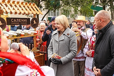 Памятник креветке, выставка караваев и подворий. В Белоозерске проходят \"Дажынкі-2025\"