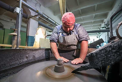 Хрустальные васильки. Как создают символ \"Славянского базара в Витебске\"