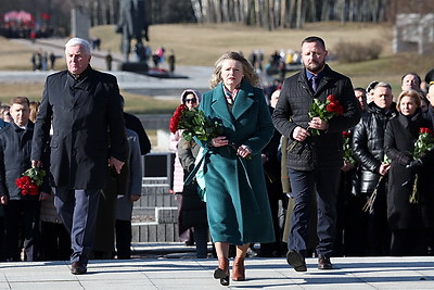 Колокола и людская скорбь. В день памяти Хатыни на мемориале возлагают цветы