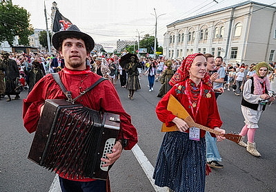 Красочное шествие по улицам Витебска провели участники феста \"На семи ветрах\"