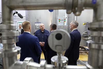 Лукашенко посетил производство сыров и пекарню в Копыси
