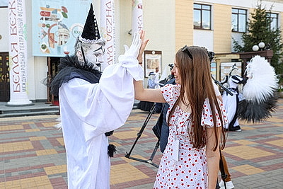 Спектаклем \"Горький хлеб\" Национального драмтеатра им. Горького открылся фестиваль \"Белая Вежа-2025\"