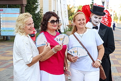 Спектаклем \"Горький хлеб\" Национального драмтеатра им. Горького открылся фестиваль \"Белая Вежа-2025\"