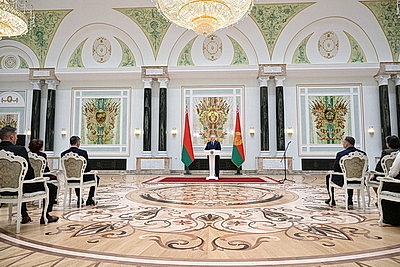 Лукашенко вручил награды заслуженным аграриям Беларуси