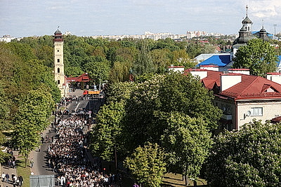Под мелодию культовой песни. Знамя Победы подняли над драматическим театром в Гродно