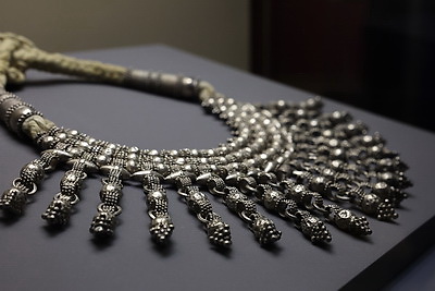 \"Элегантность серебра\". В Национальном художественном музее представили сокровища оманского двора