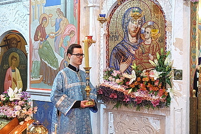Православные верующие празднуют Благовещение Пресвятой Богородицы