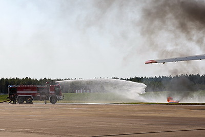 В Национальном аэропорту Минск прошло учение по тушению пожара и спасению людей