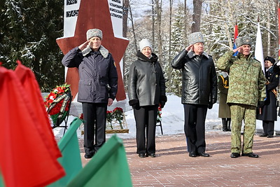 Кубок-символ \"Эстафеты Победы\" торжественно передали российским пограничникам