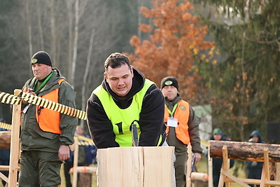 Невероятная атмосфера. Четвертый чемпионат по колке дров среди СМИ проходит в Минском районе