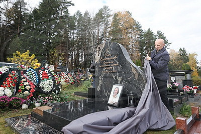 Последний аккорд. Памятник композитору Олегу Елисеенкову открыли на Восточном кладбище в Минске