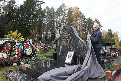 Последний аккорд. Памятник композитору Олегу Елисеенкову открыли на Восточном кладбище в Минске