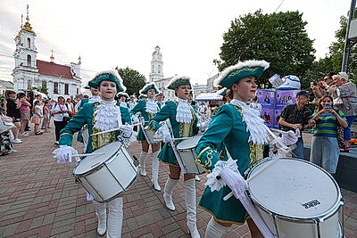 Красочное шествие по улицам Витебска провели участники феста \"На семи ветрах\"