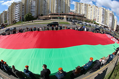 500 м длиной и 9 м шириной. В Минске пронесли самый большой флаг Беларуси