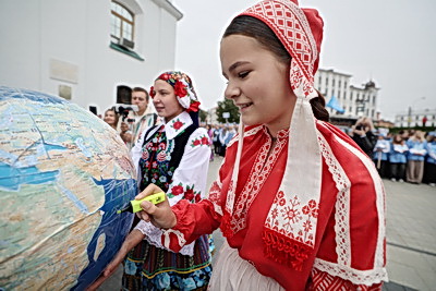 Сотни юных миротворцев собрались в центре Минска на линейку к Международному дню мира