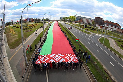 500 м длиной и 9 м шириной. В Минске пронесли самый большой флаг Беларуси