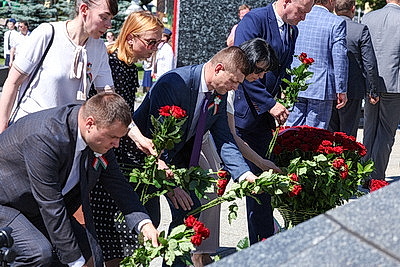 Народное возложение цветов прошло у монумента Победы в Минске