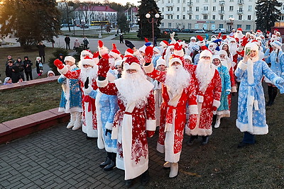 В Минске прошло шествие Дедов Морозов и Снегурочек