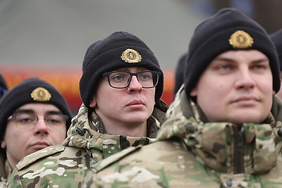 Молодое пополнение военнослужащих внутренних войск приняло присягу на площади Победы в Витебске