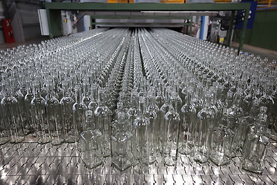 Гибко и эффективно. Как на Гродненском стеклозаводе выпускают сразу два вида продукции на одной линии