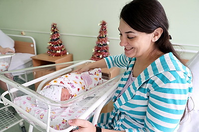 В Витебском областном роддоме поздравили мам первых родившихся в 2025 году детей