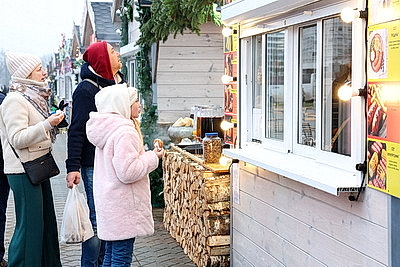 Зимняя сказка и вкусные угощения. Рождественская ярмарка открылась у Дворца спорта в Минске