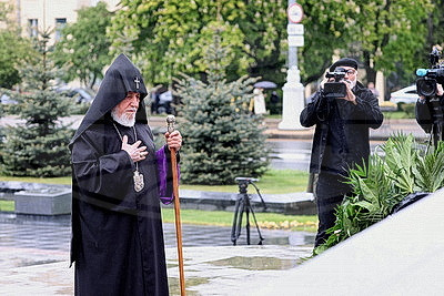 Католикос всех армян Гарегин Второй возложил венок к монументу Победы в Минске