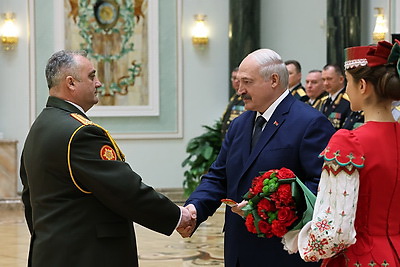 Лукашенко вручил государственные награды и погоны высшему офицерскому составу