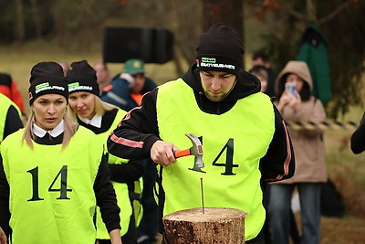 Невероятная атмосфера. Четвертый чемпионат по колке дров среди СМИ проходит в Минском районе