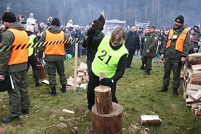 Невероятная атмосфера. Четвертый чемпионат по колке дров среди СМИ проходит в Минском районе