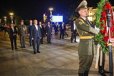 Президент Ирана возложил венок к монументу Победы в Минске
