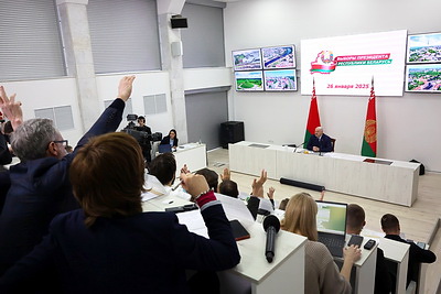 Лукашенко проголосовал на президентских выборах и провел пресс-конференцию для СМИ
