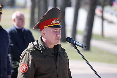 \"Выстрел памяти\" прозвучал у стелы \"Минск - город-герой\"