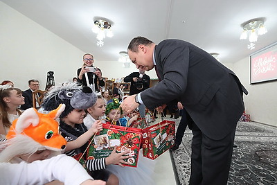 Акция \"Наши дети\". С новогодними праздниками поздравили ребят витебского детского дома