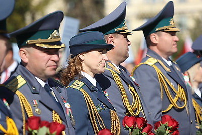 \"Беларусь помнит\": торжественная церемония возложения цветов проходит на площади Победы