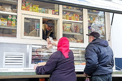 \"Продуктов вдоволь, заказы - в тетрадке\". Как автолавка делает жизнь на селе более комфортной